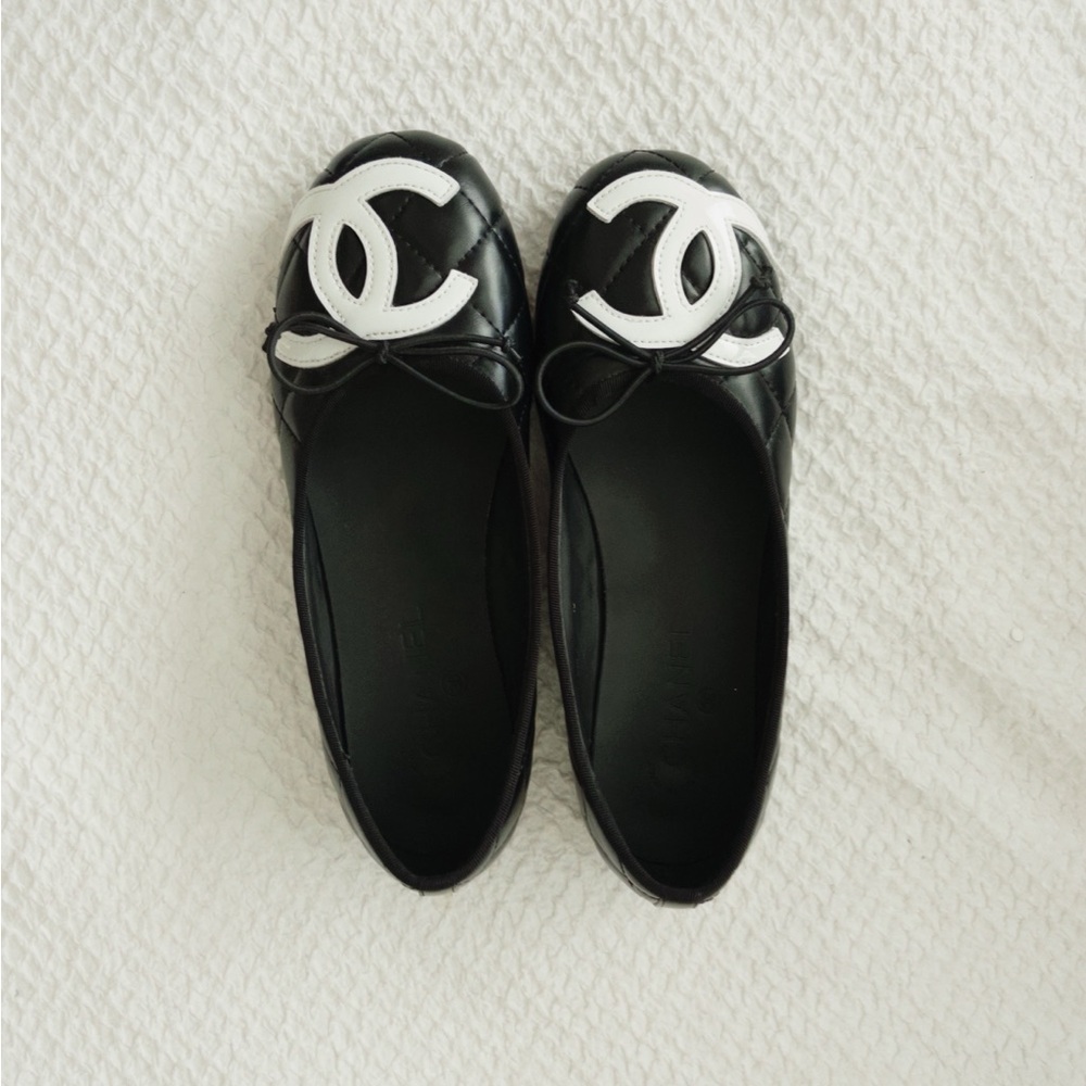 Chanel cambon black flats. 🖤